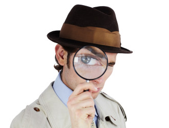 curious private investigator looking through a mag 2023 01 04 19 28 42 utc Copie