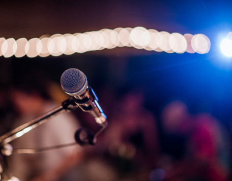 microphone head on stage in a dark room concert m 2025 01 09 03 09 05 utc3